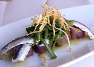 Tuna with anchovies in vinegar, green  beans and potato straws